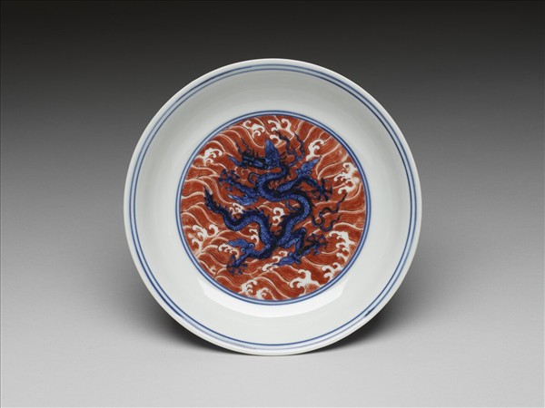 青花紅彩波濤龍紋盤