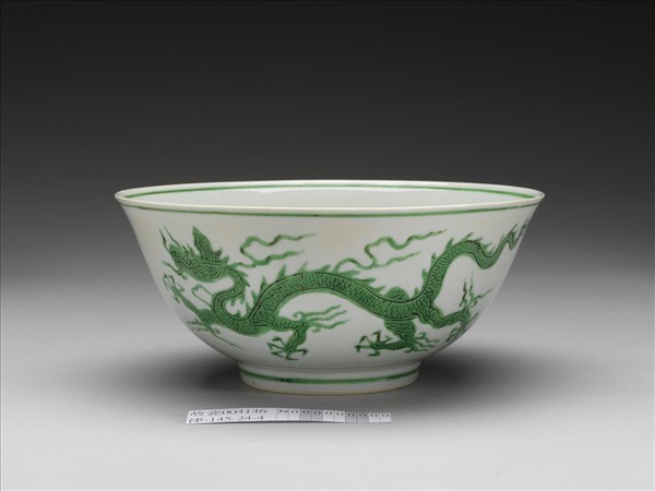 綠彩雲龍紋碗
