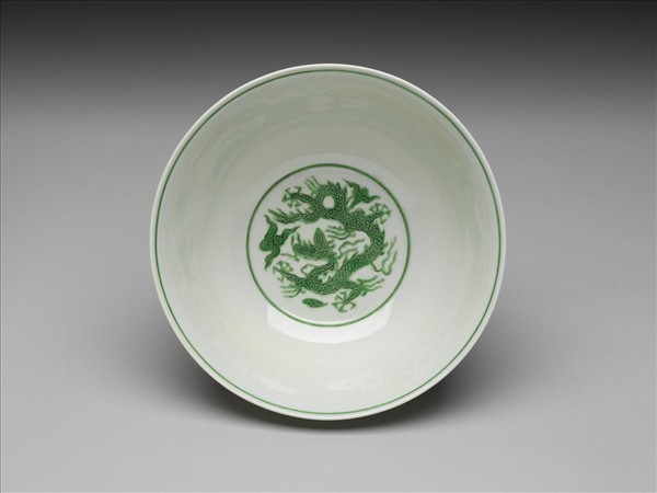 綠彩雲龍紋碗