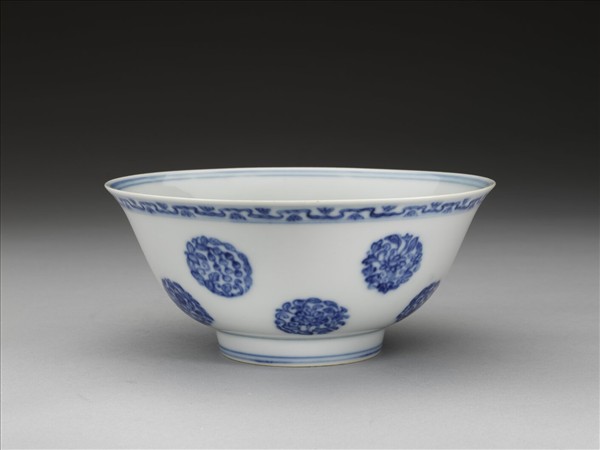 青花四季團花果紋碗