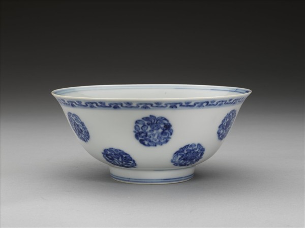 青花四季團花果紋碗
