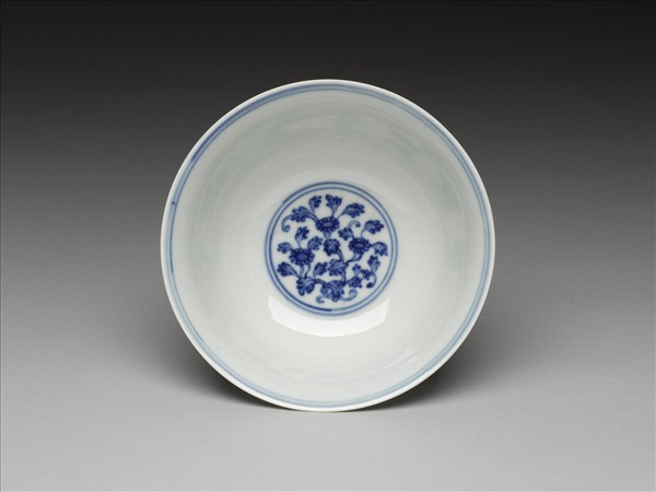 青花四季團花果紋碗