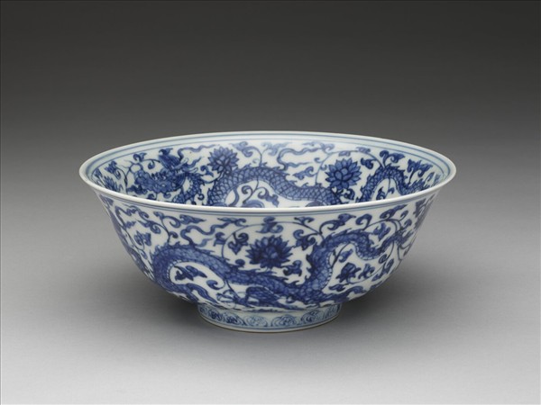 青花番蓮龍紋碗