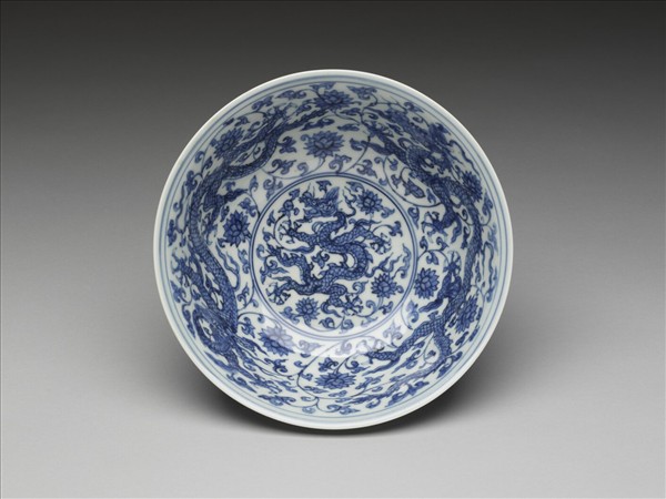 青花番蓮龍紋碗
