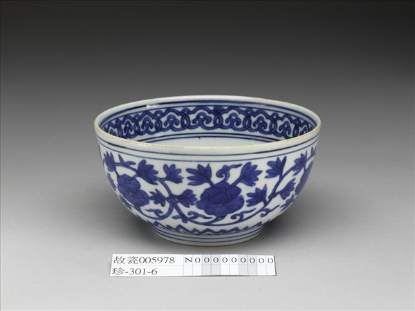 青花牡丹紋碗