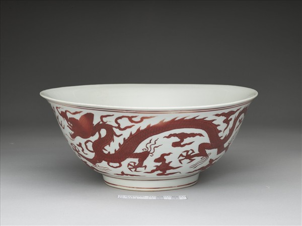 描紅雙龍戲珠紋碗