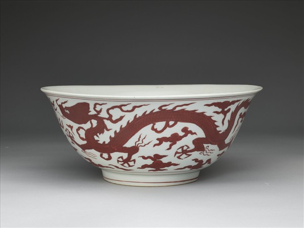 描紅雙龍戲珠紋碗