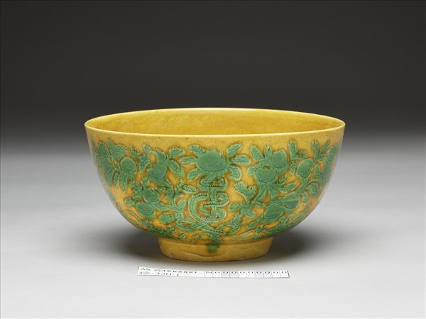 黃地綠彩壽字紋碗