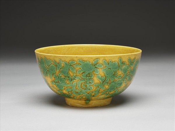 黃地綠彩壽字紋碗