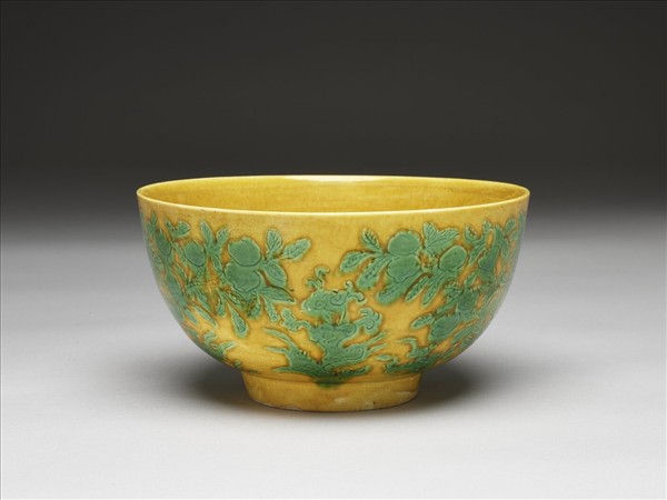 黃地綠彩壽字紋碗