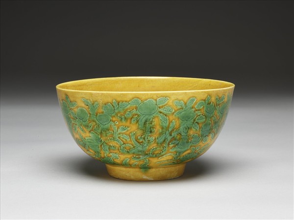 黃地綠彩壽字紋碗