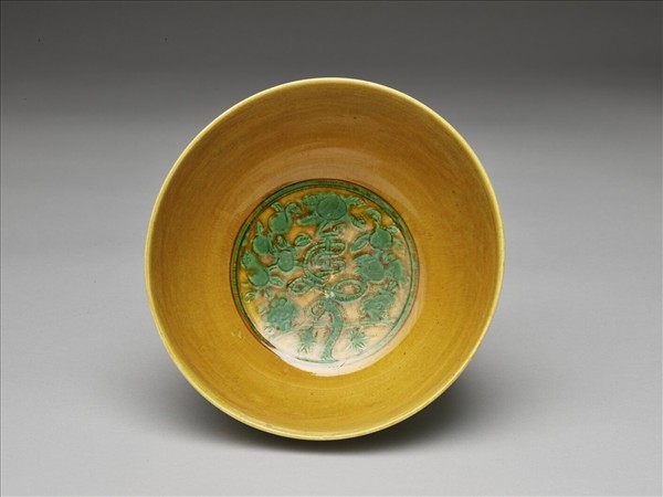 黃地綠彩壽字紋碗
