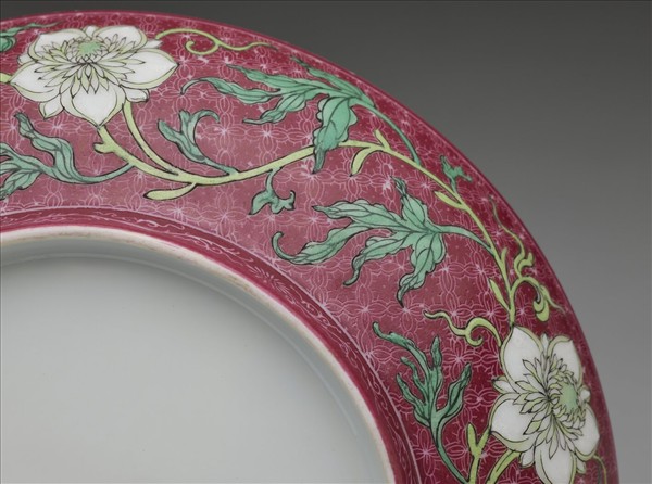 琺瑯彩紅錦地剔花青山水盤