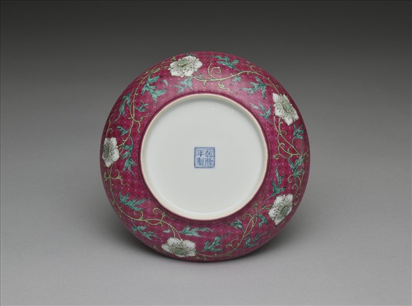 琺瑯彩紅錦地剔花青山水盤