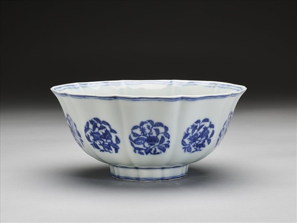 官窯 青花團果牡丹花式碗