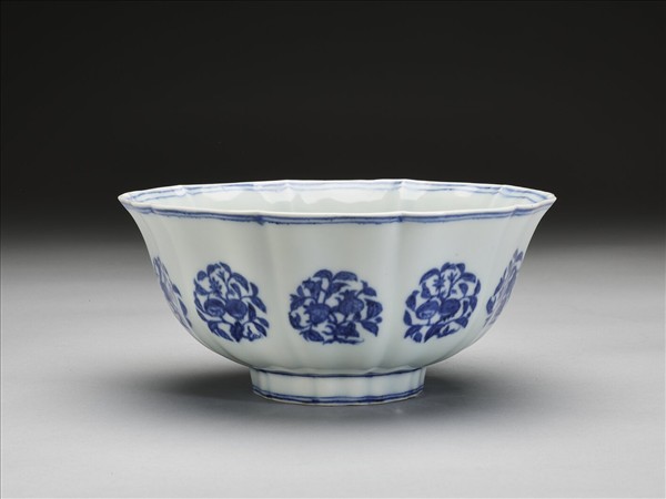 官窯 青花團果牡丹花式碗