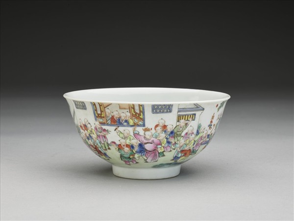 粉彩嬰戲圖碗