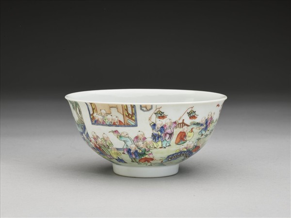 粉彩嬰戲圖碗