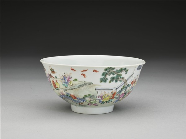 粉彩嬰戲圖碗
