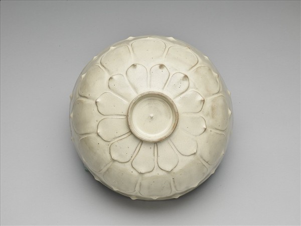 廣窯 月白劃花牡丹紋蓮瓣洗