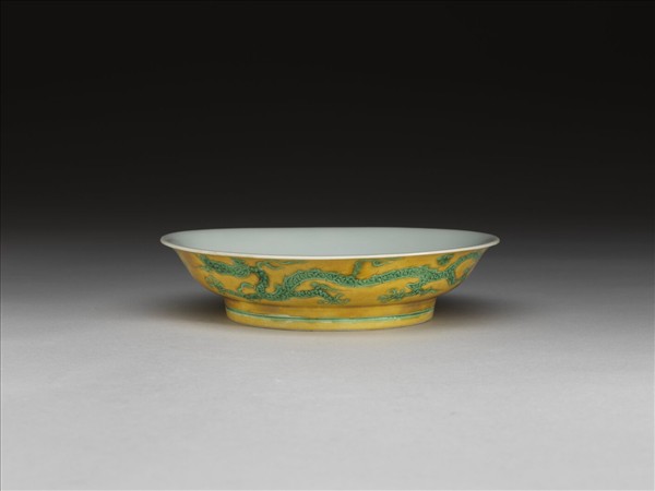 黃地綠彩雙龍戲珠紋盤