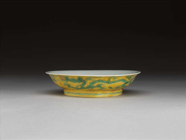黃地綠彩雙龍戲珠紋盤