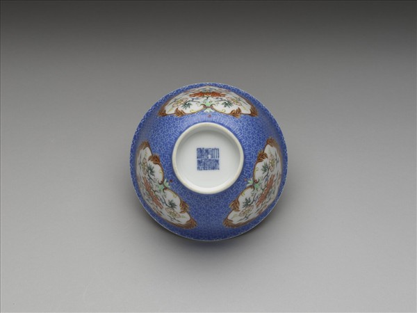 洋彩藍地剔花開光花卉碗