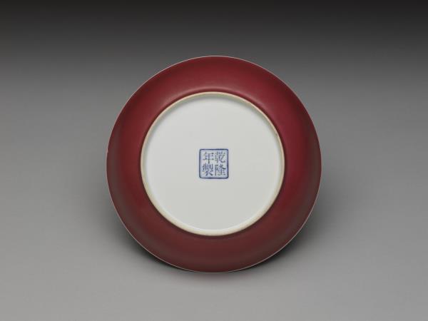 琺瑯彩紅地山水樓閣盤