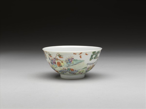 粉彩嬰戲圖碗