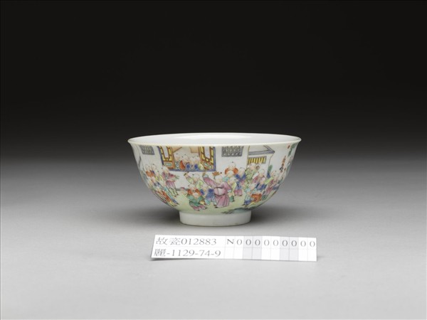 粉彩嬰戲圖碗