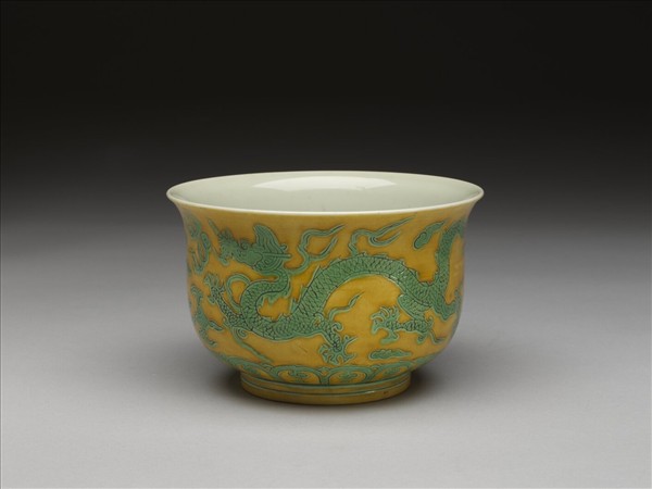 黃地綠彩雙龍紋仰鐘式碗