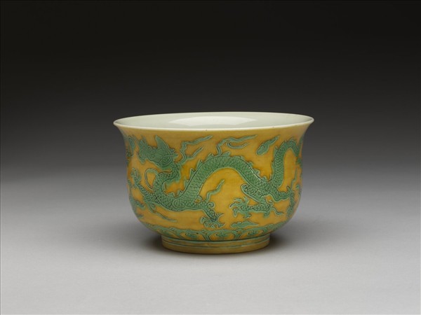 黃地綠彩雙龍紋仰鐘式碗