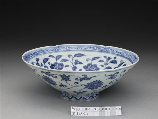 青花花卉紋葵口碗