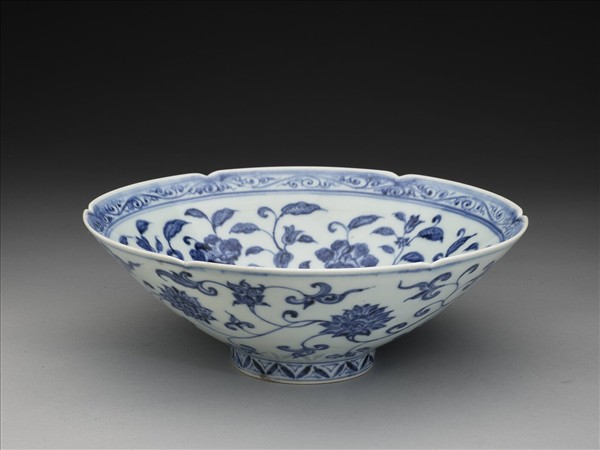 青花花卉紋葵口碗
