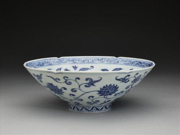 青花花卉紋葵口碗