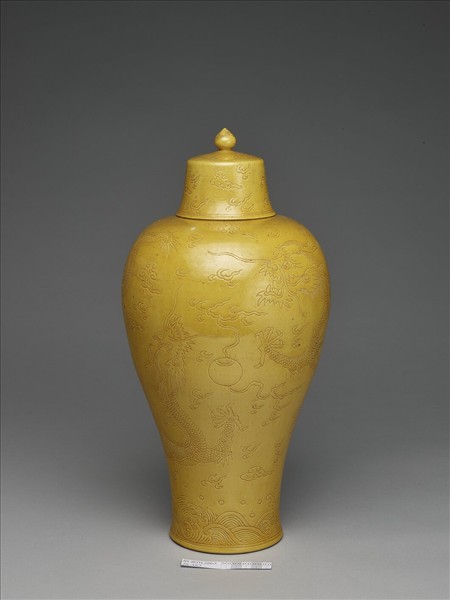 黃釉劃花雙龍戲珠紋帶蓋梅瓶