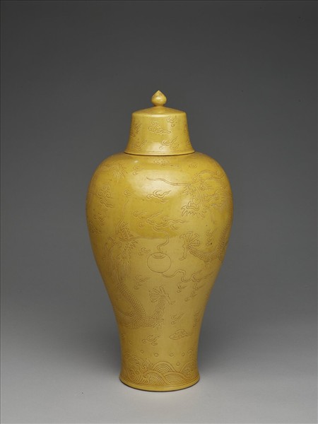 黃釉劃花雙龍戲珠紋帶蓋梅瓶