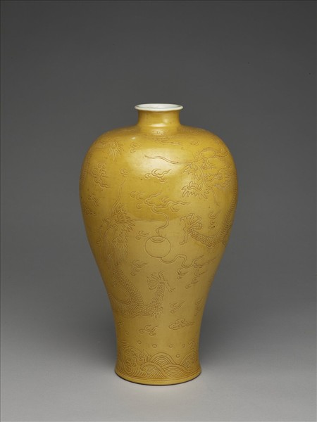 黃釉劃花雙龍戲珠紋帶蓋梅瓶