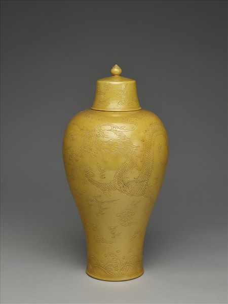 黃釉劃花雙龍戲珠紋帶蓋梅瓶