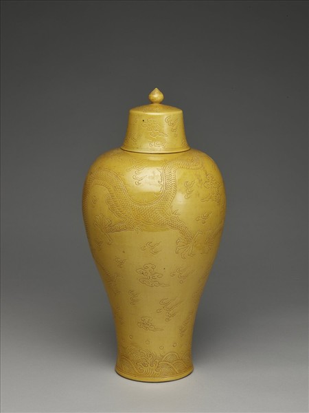 黃釉劃花雙龍戲珠紋帶蓋梅瓶