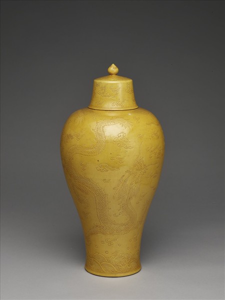 黃釉劃花雙龍戲珠紋帶蓋梅瓶