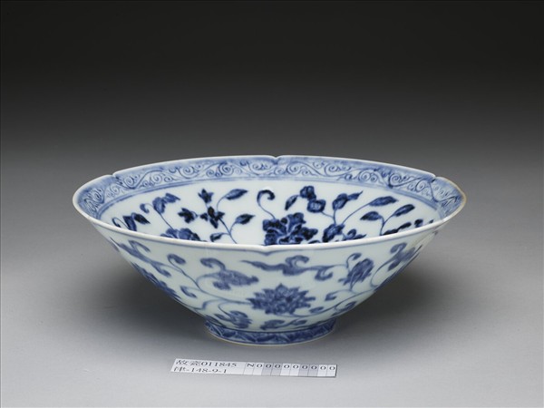 青花花卉紋葵口碗