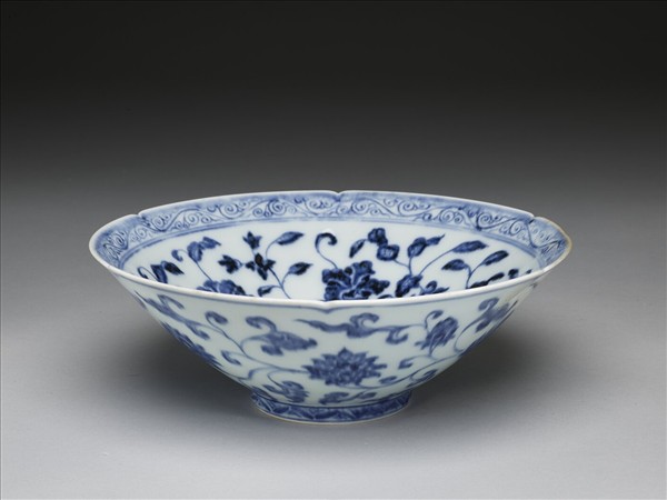 青花花卉紋葵口碗
