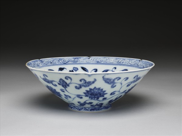 青花花卉紋葵口碗