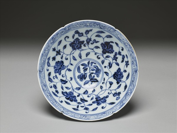 青花花卉紋葵口碗