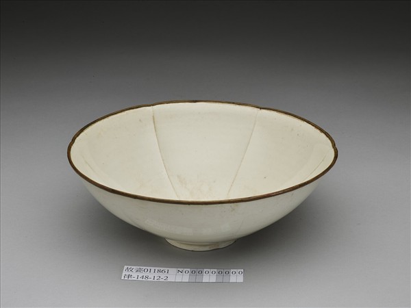 定窯 白瓷蓮花紋葵花式碗