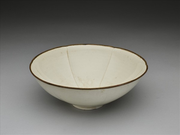 定窯 白瓷蓮花紋葵花式碗