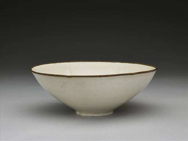 定窯 白瓷蓮花紋葵花式碗