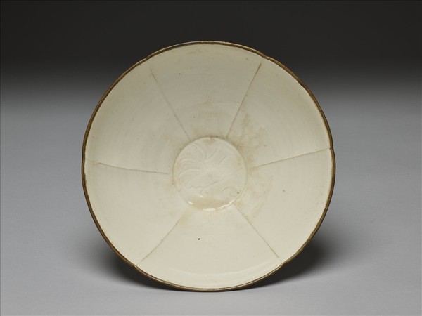 定窯 白瓷蓮花紋葵花式碗