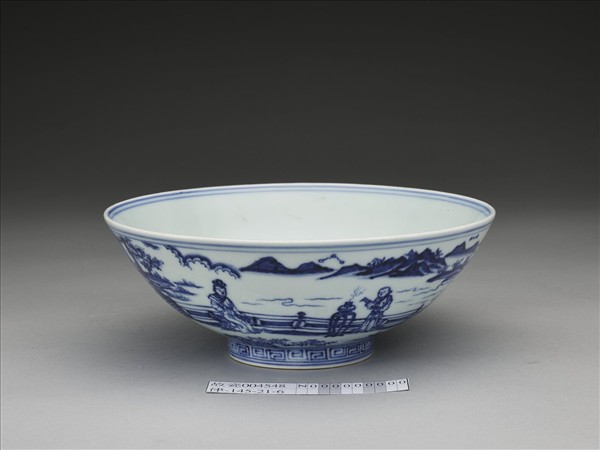 青花庭園仕女圖碗